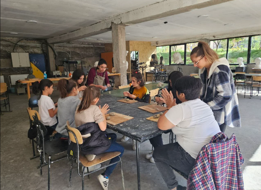 Eğitim kompleksindeki "Paskalya" Çocuk Destek Merkezi öğrencileri