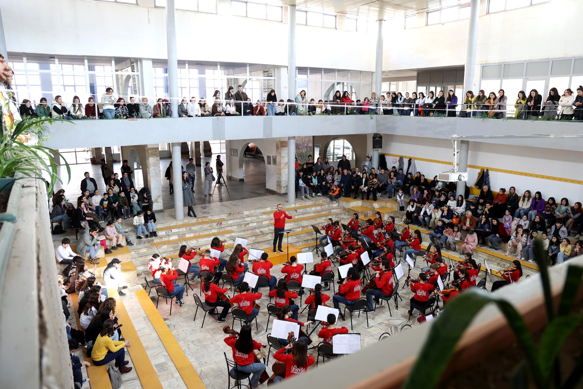 l'orchestra sinfonica giovanile si è  nel complesso educativo