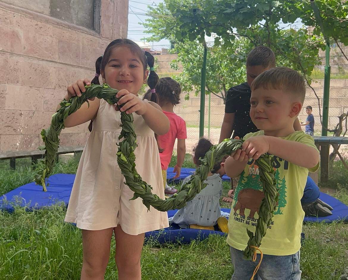 Հյուսում ենք մեր այգու ավելուկը