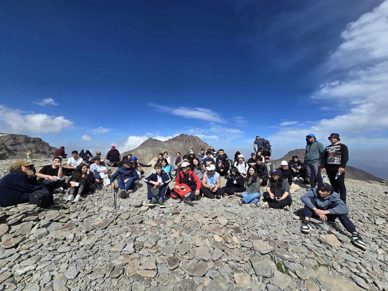 Recién llegados alumnos en la cima de la montaña Aragats