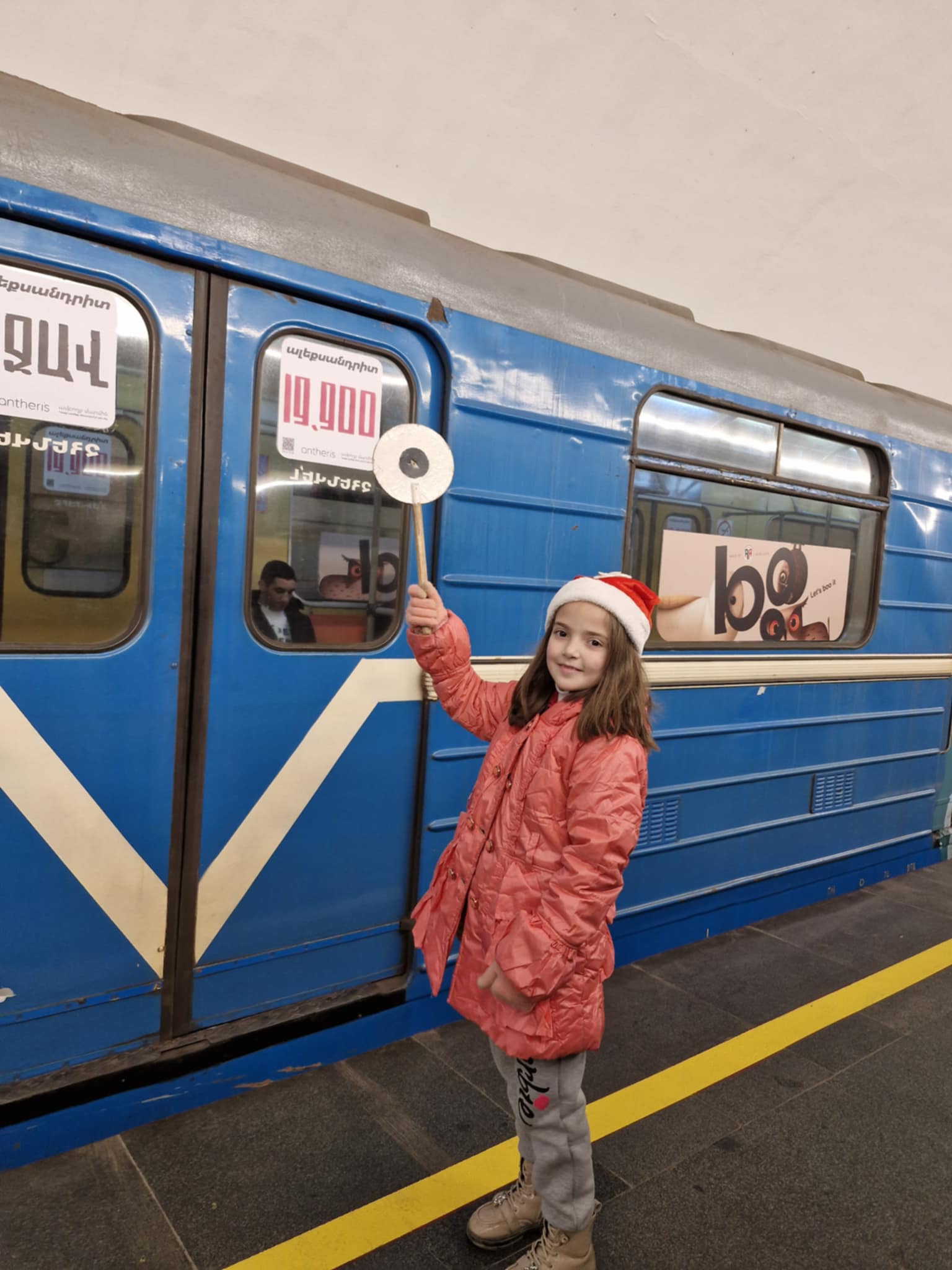 Feliz viaje previo a las vacaciones en el metro de Ereván