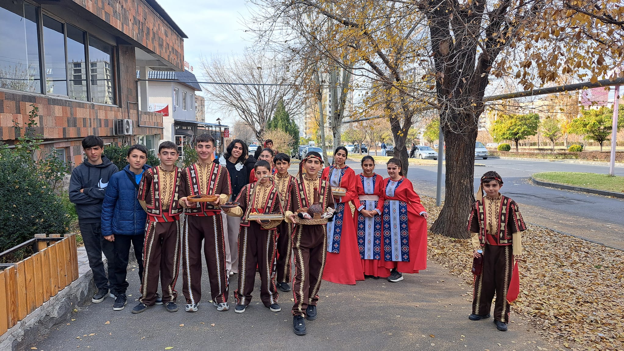 Studenti Ashnak nel complesso educativo