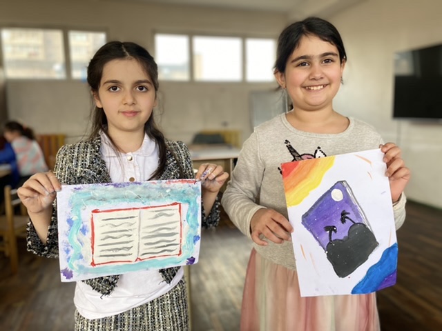 Նկարում ենք գիրք