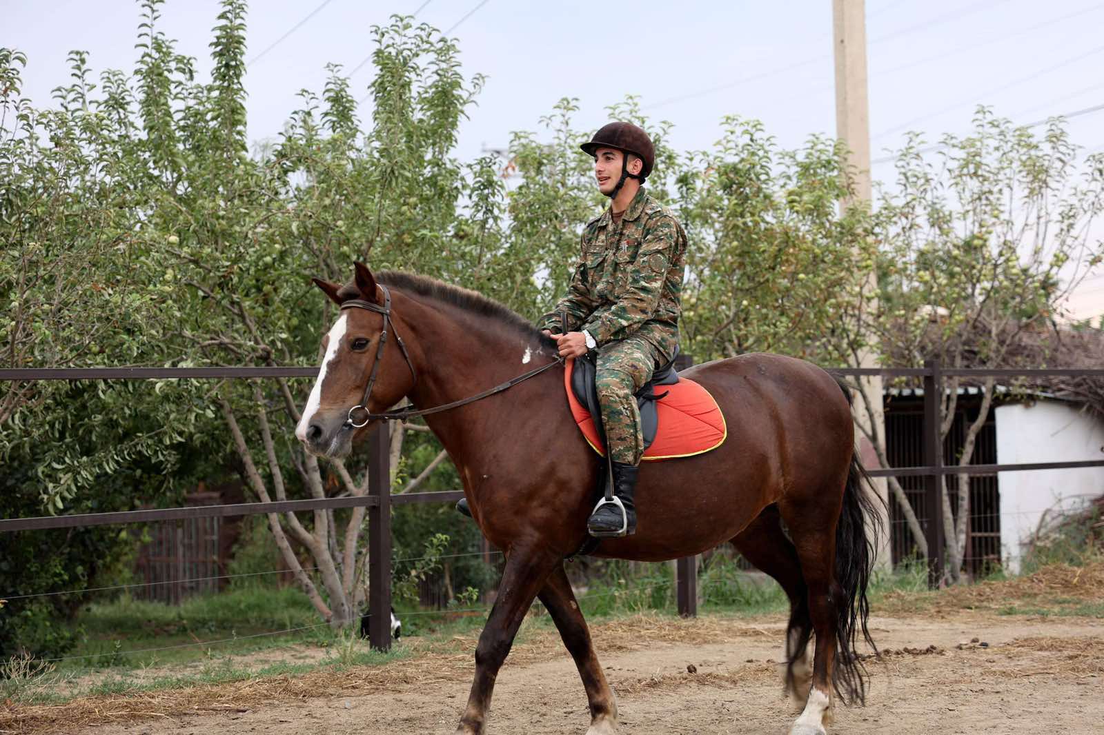 Ձիավարության պարապմունքներ ուսումնական ագարակում