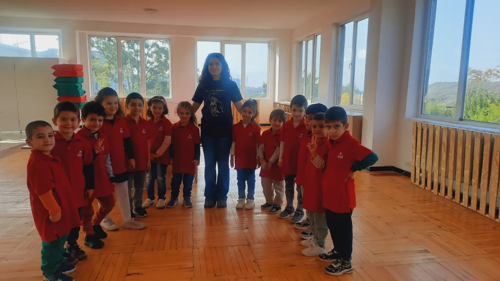 پدر و مادر روی صحنه است. تدریس