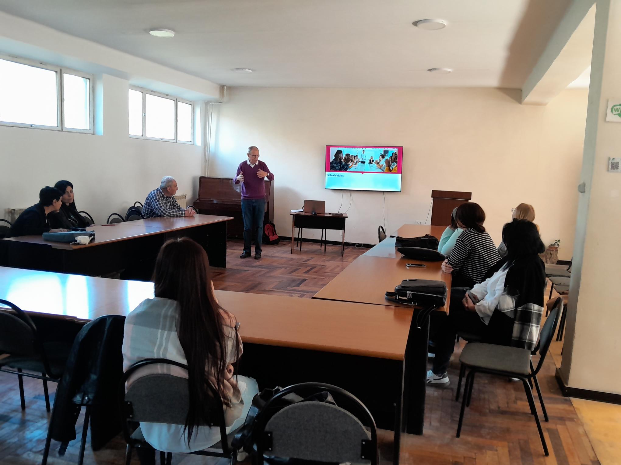 هانس کریستوف متخصص آلمانی امروز در مجتمع آموزشی حضور داشت