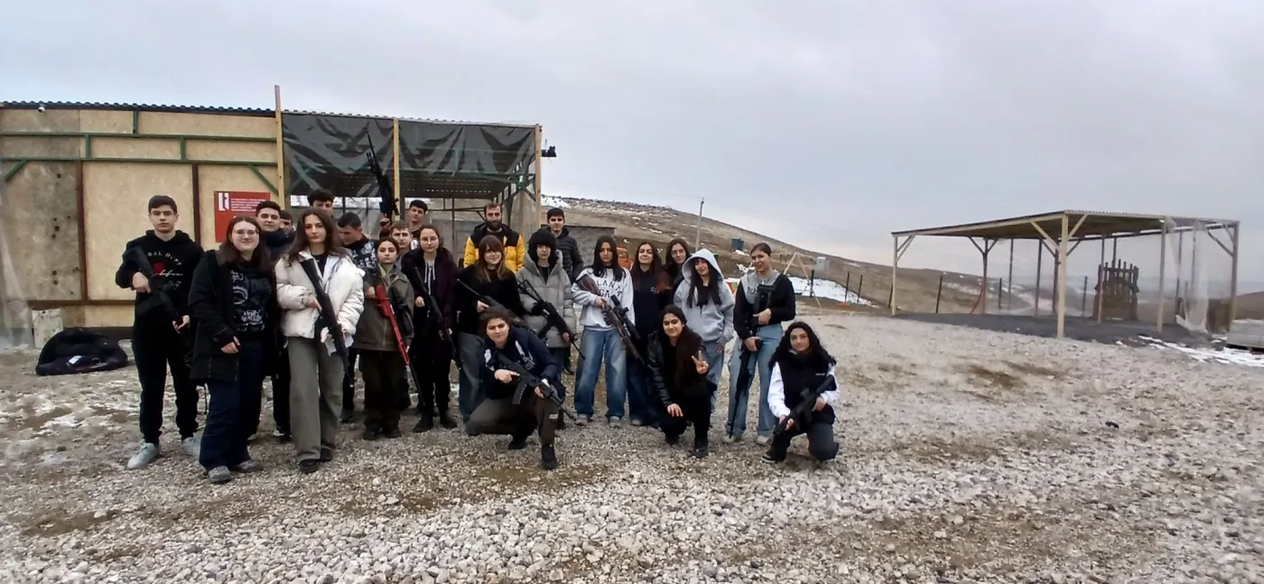Ավագ դպրոցի սովորողները Ազատազենում են