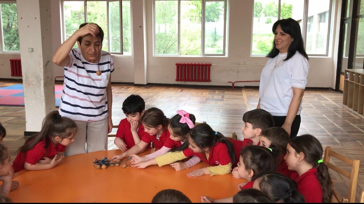 Ընկուզախաղեր, ընկույզով հոլ