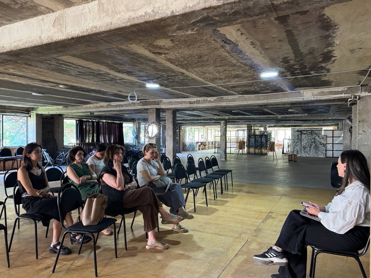 Մասնախմբով հավաքի լուսաբանում. Գեղարվեստ
