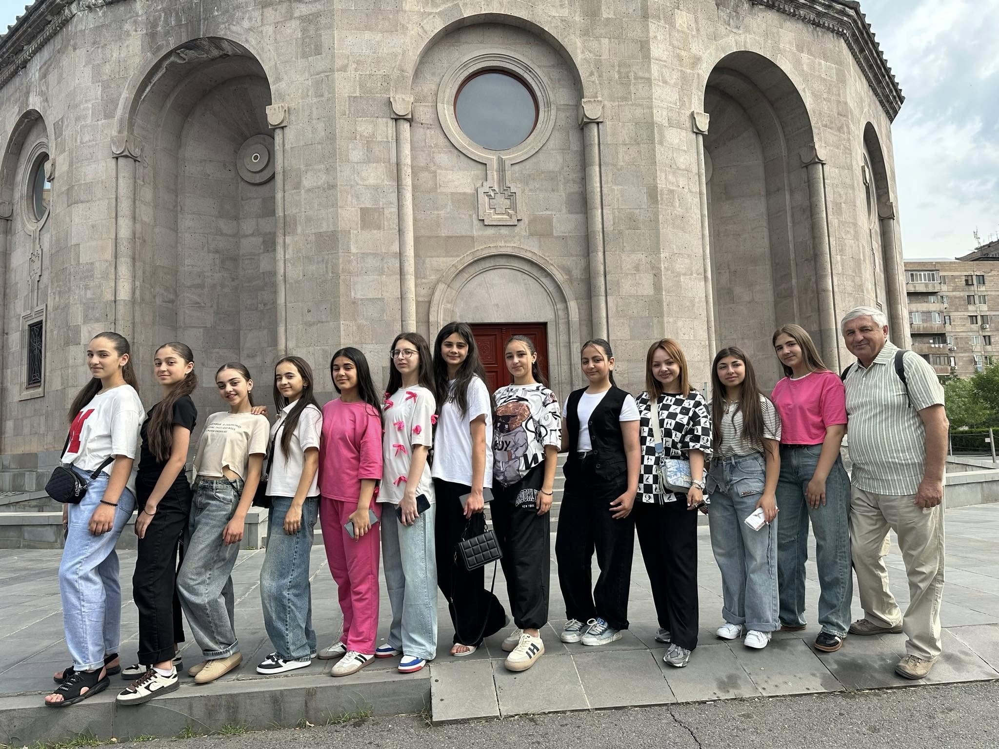 Goris'ten "Lili Narinyan" dans grubu eğitim kompleksini ziyaret etti