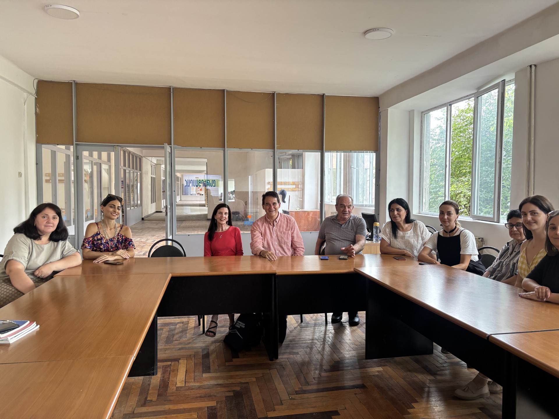 Por invitación del Cuerpo de Voluntarios Armenios y con la mediación de Elia Sahakyan, los voluntarios estadounidenses Steve y Sandra Sinderos realizarán su trabajo docente voluntario durante tres mes