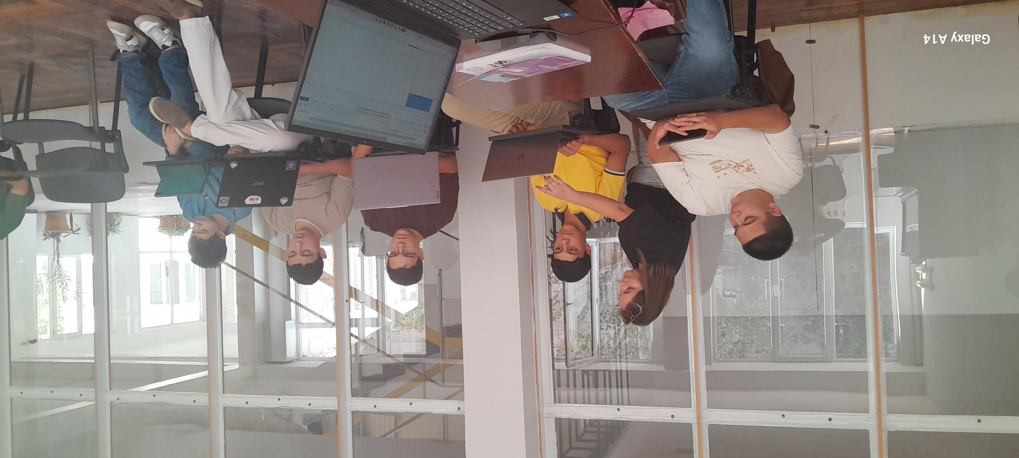Anahit Amirkhanyan İngilizce öğretiyor.