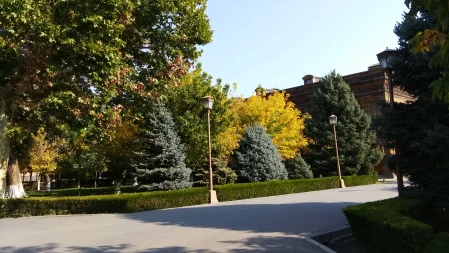 Կարդում, թարգմանում են սովորողները