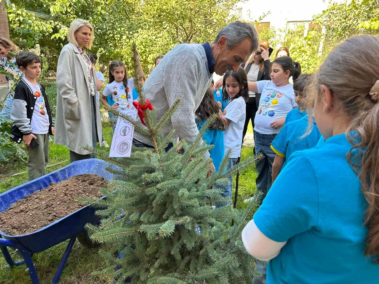Ծաղկաձորի միջնակարգ դպրոցի նվերը` «Մխիթար Սեբաստացի»  կրթահամալիրին