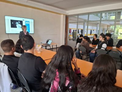 والدین سباستین روی سکو هستند