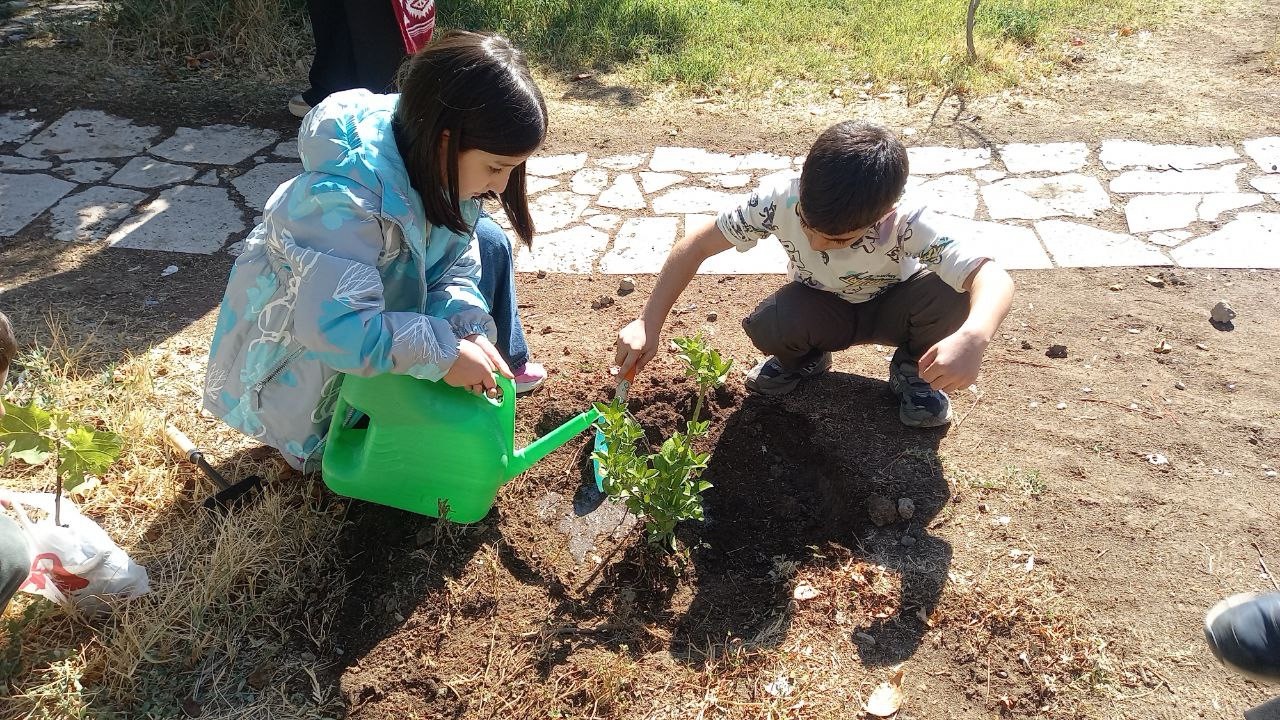 Pedagogia ambientale: una storia di verde, famiglia e responsabilità