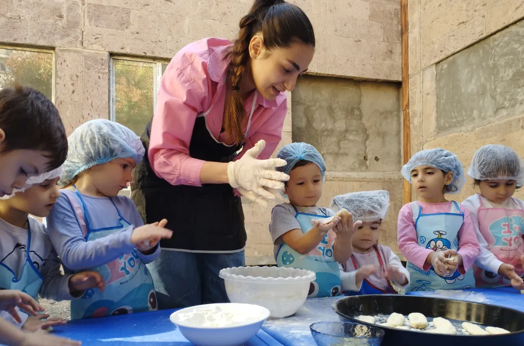 Aile Bahçesinde "Lavaş yapma  Ayini"