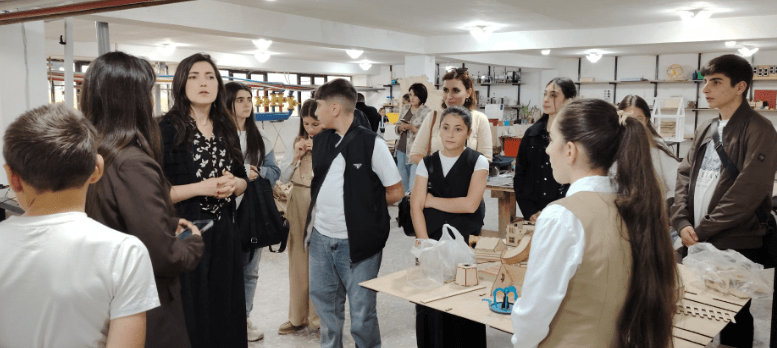 VISITE DES ÉLÈVES ET DES ENSEIGNANTS DU VILLAGE ERANOS AU COMPLEXE ÉDUCATIF