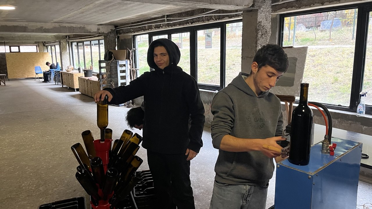 ما در حال بطری کردن شراب سال ۲۰۲۴ هستیم