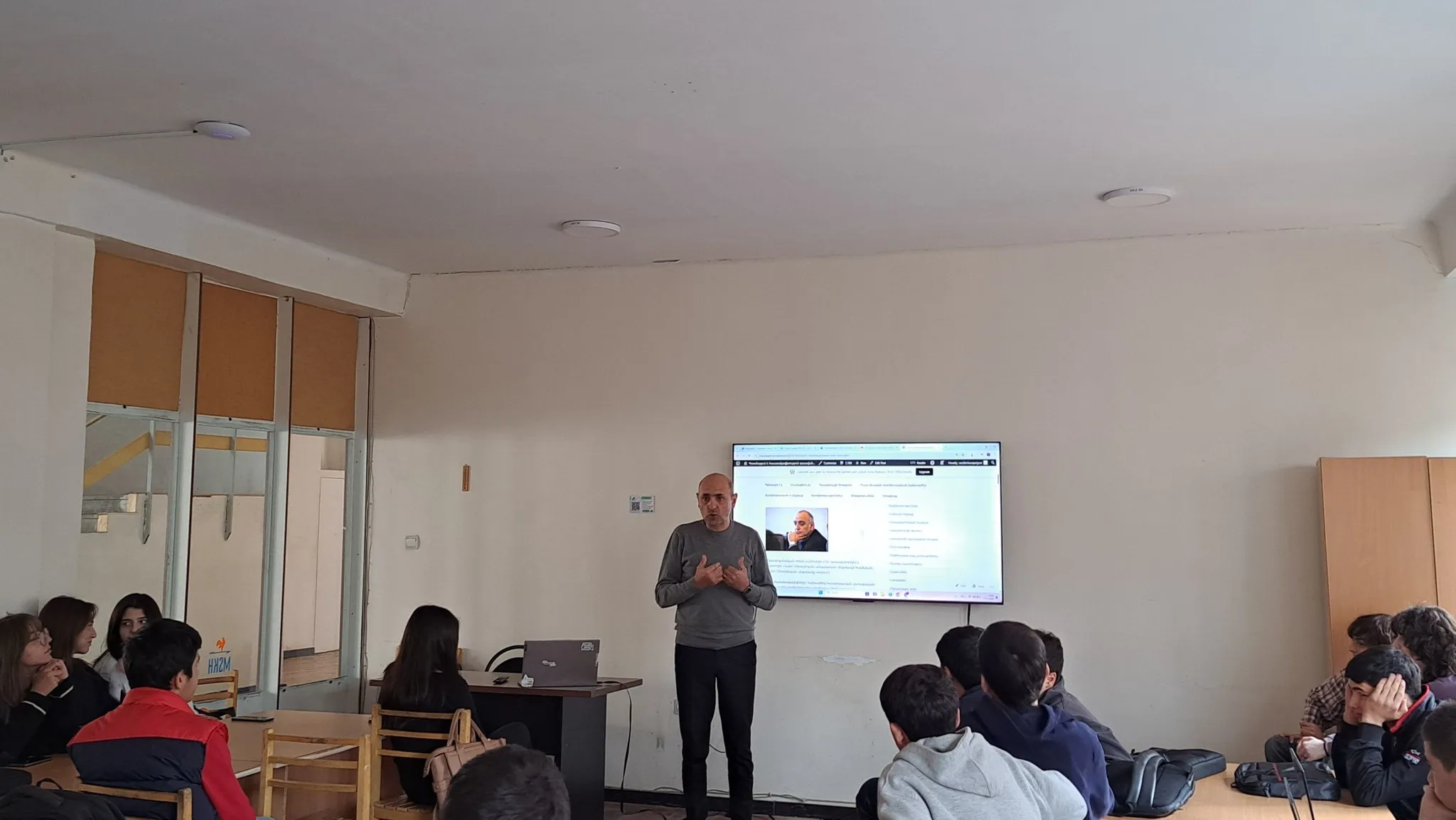 Վանո Սիրադեղյանի հոդվածների վերլուծություններ