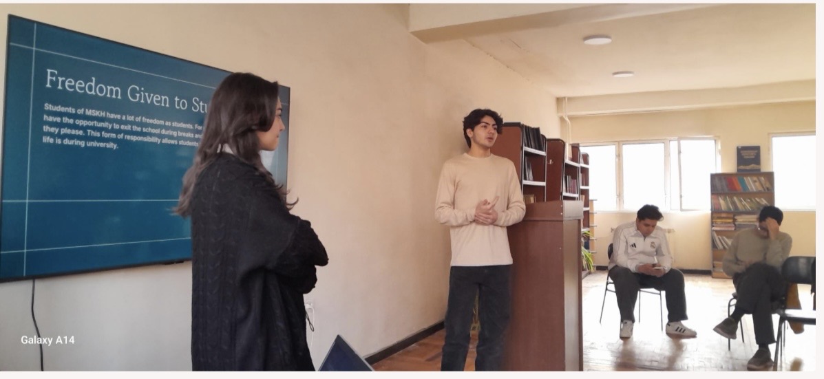 "Mkhitar Sebastatsi" Eğitim Kompleksi Araştırma Koleji'nde okumanın avantajları ve dezavantajları: açık sınıf tartışması