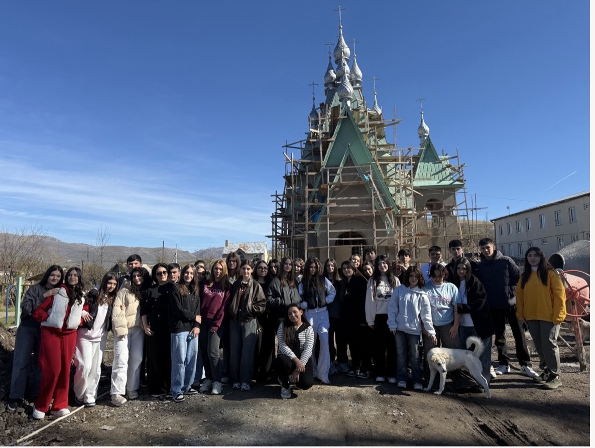 Tur rehberi rolündeki turizm öğrencileri