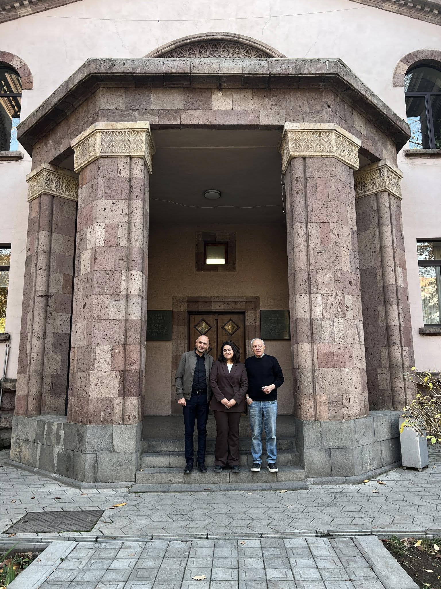 სომხეთის არქიტექტორთა სასახლის მონახულება