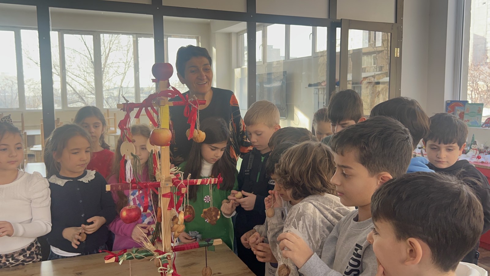 Decorazione dell'Albero della Vita con Asil-vasil. Festival Etnografico