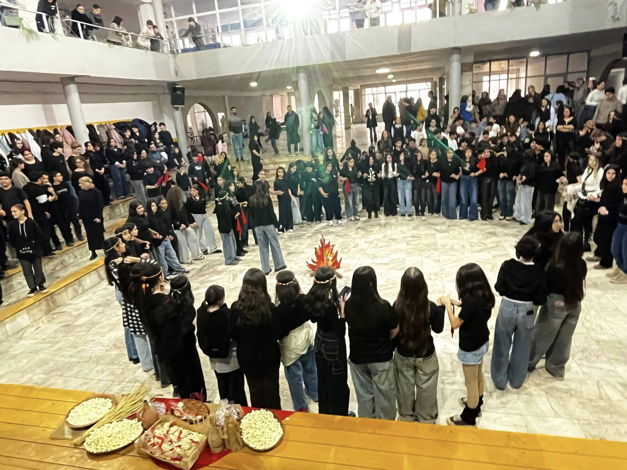 Gök gürlüyor! Boğazım yarı yarıya...