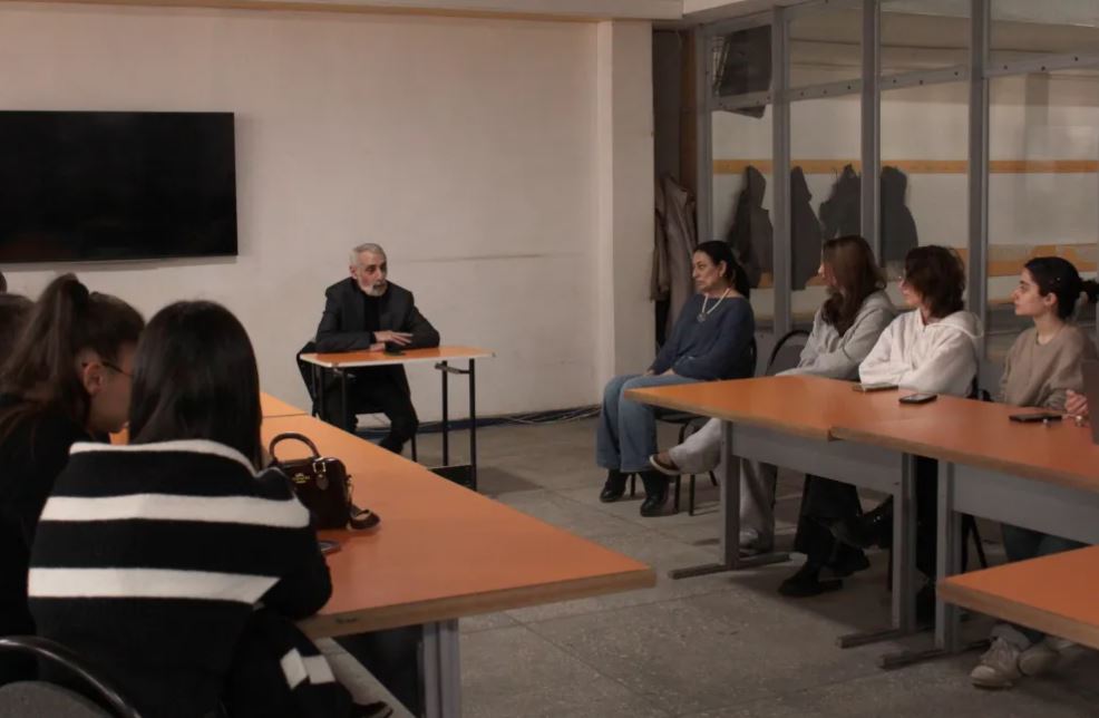 Հանդիպում գրող Հովիկ Չարխչյանի հետ