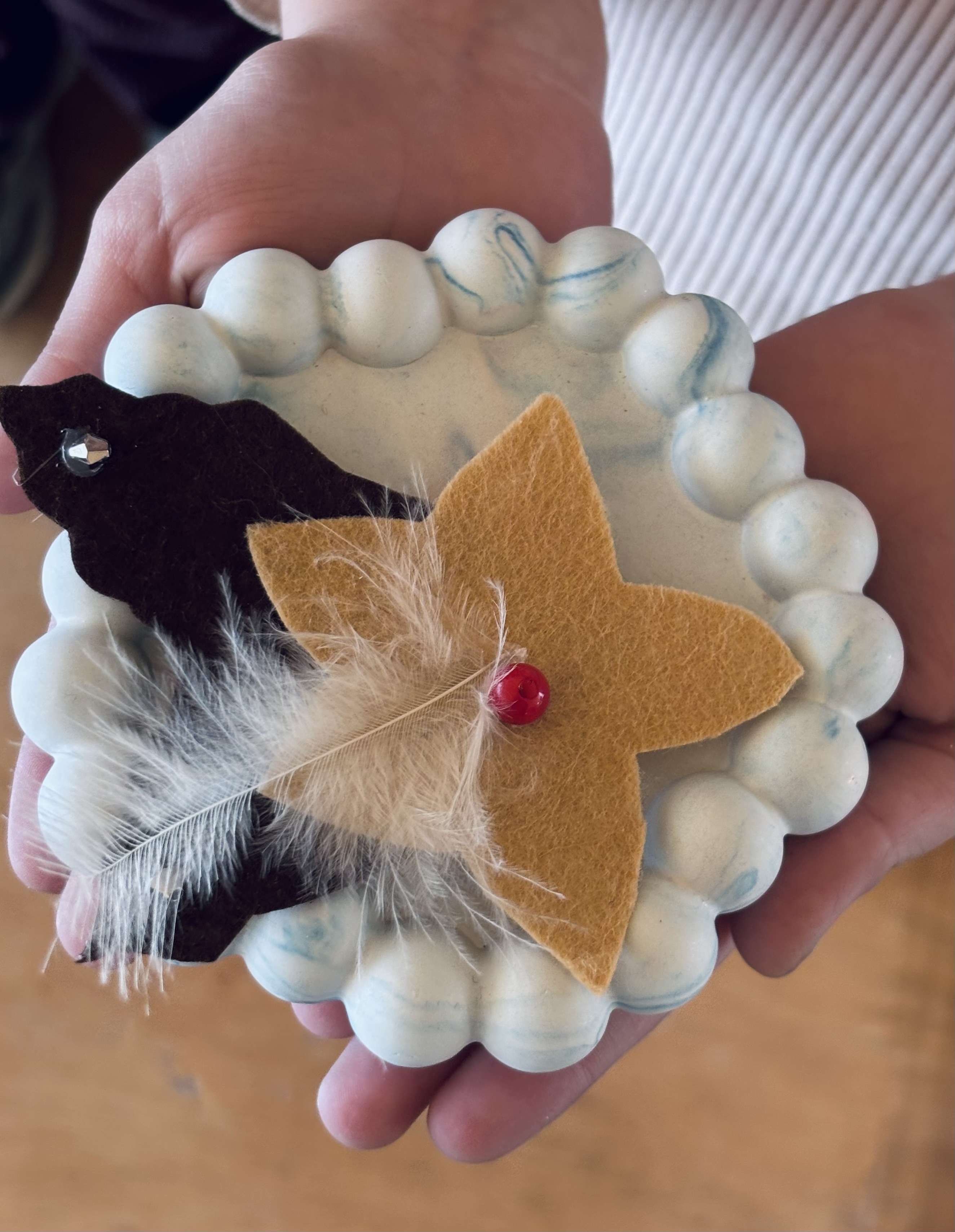 Իմ նվերը մայրիկին. կրծքազարդերի պատրաստում