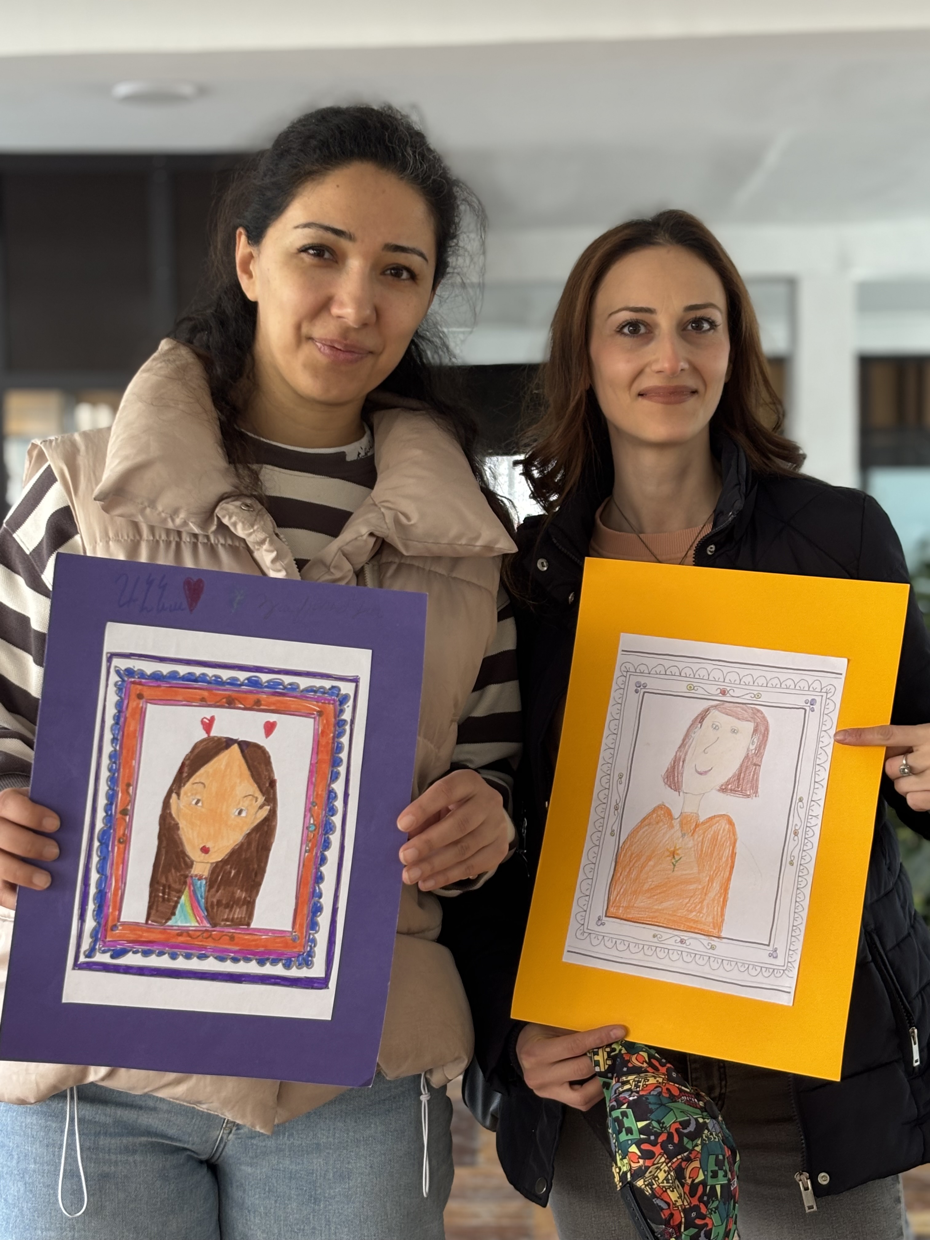 Մայրիկների դիմանկարների շքերթ, մայրիկագովք