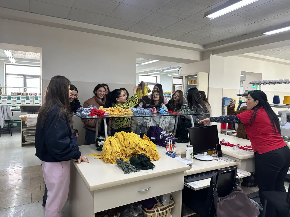 Visita educativa al taller de juguetes de "Mankan"