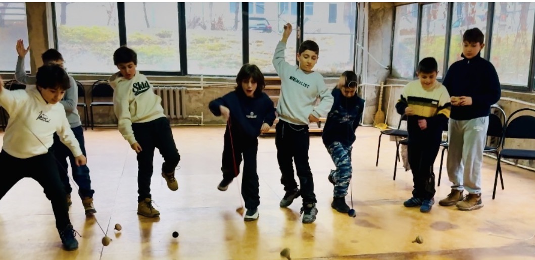 Studenti della scuola superiore Anania Shirakatsi al Complesso Educativo