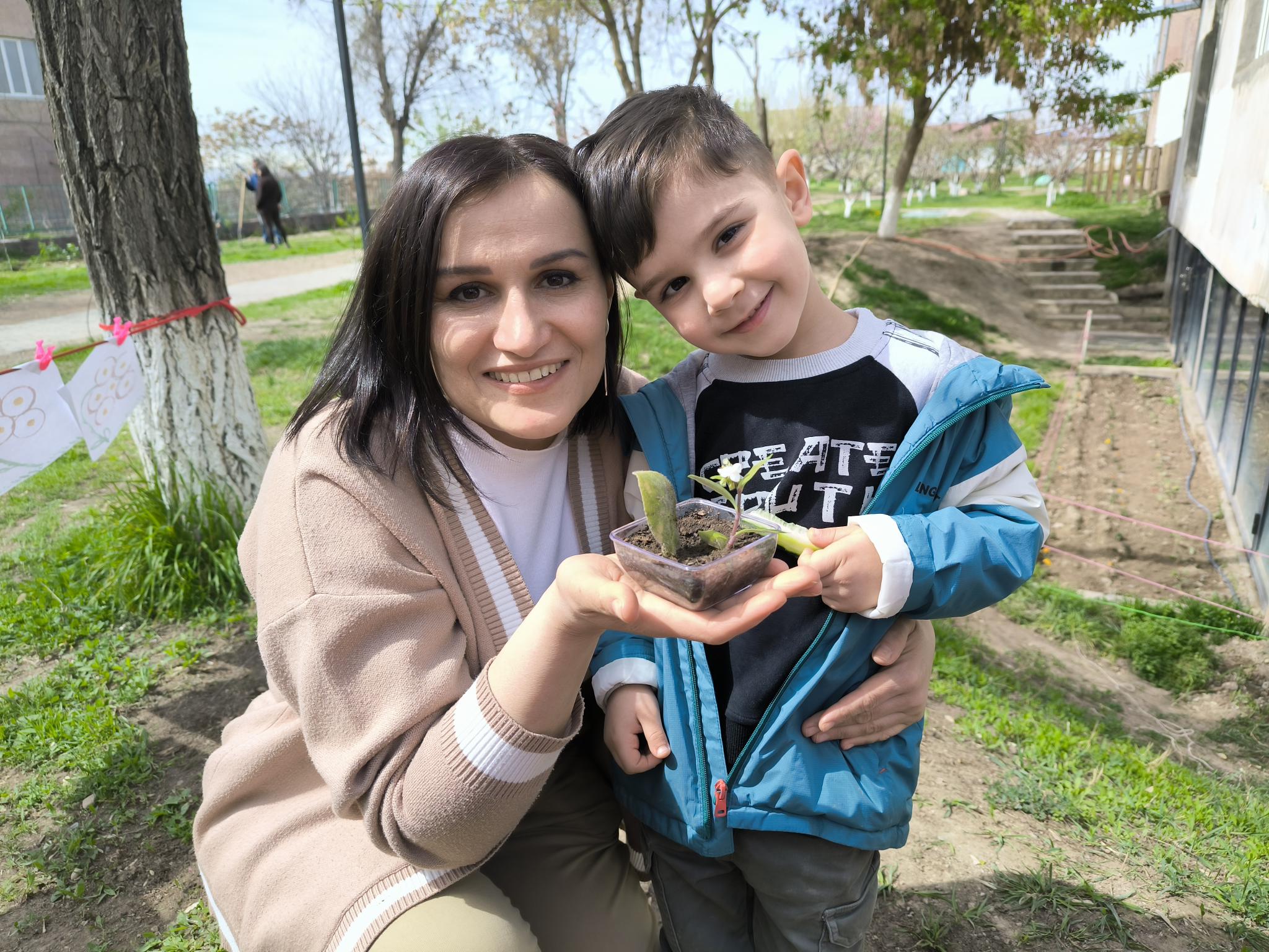 Գարնան ավետիս.Ձոն մայրիկիս՝ վարդատունկ-ծաղկատունկ