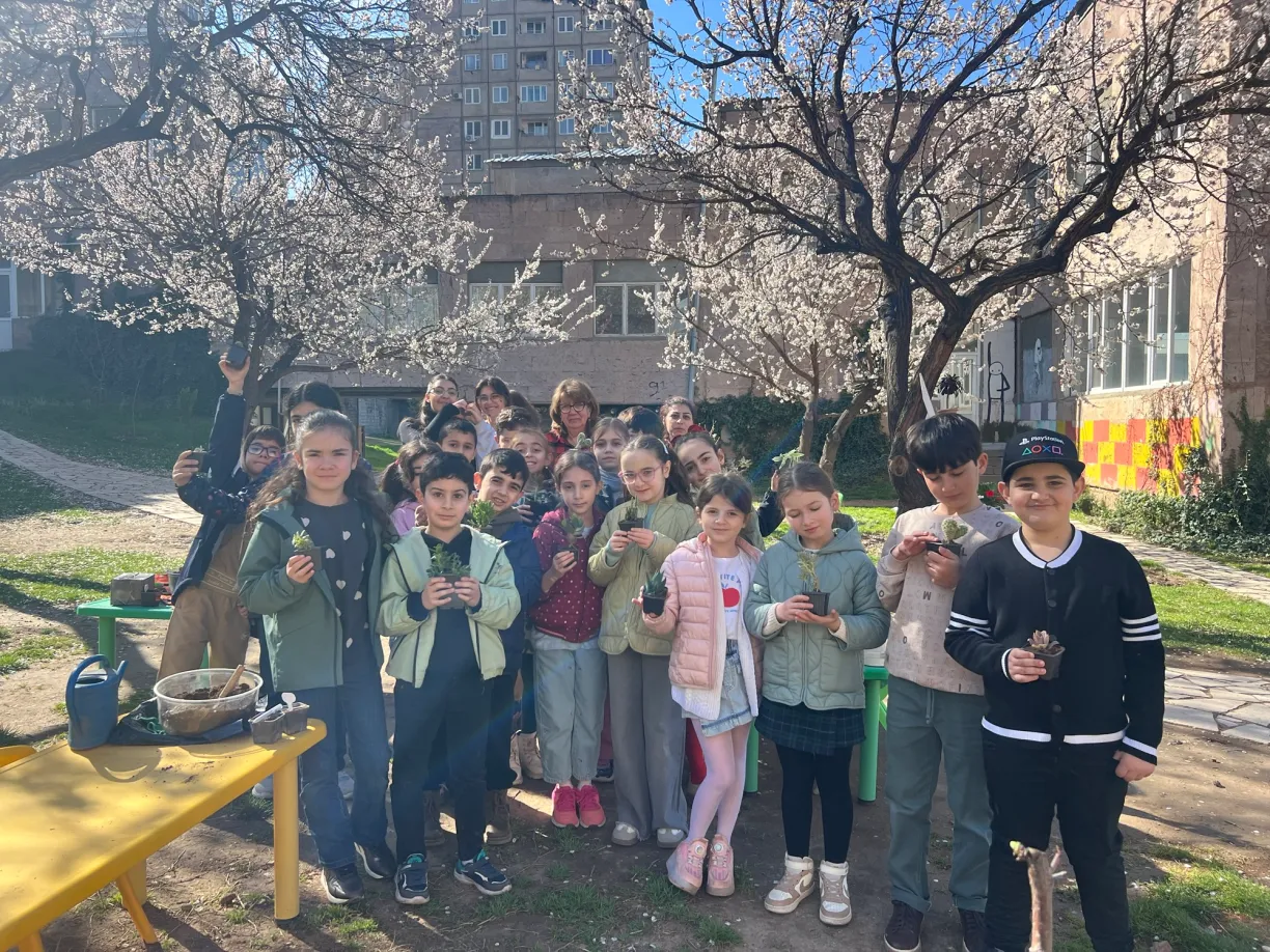 Բույսերի լաբորատորիա․ Ծաղիկ՝ մայրիկին