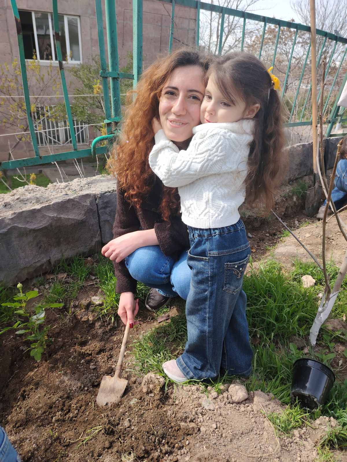 Գարնանային ավետիս. Ձոն մայրիկիս`վարդատունկ-ծաղկատունկ