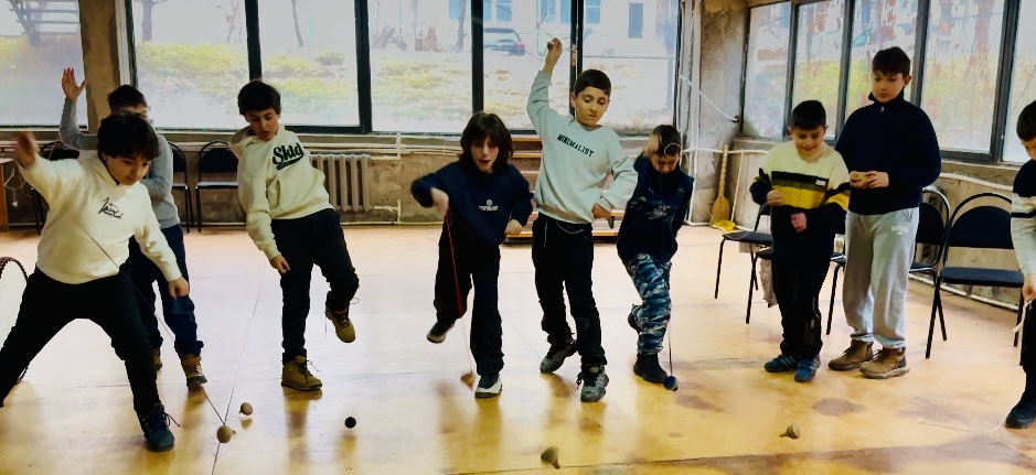 Eğitim kompleksindeki "Anania Shirakatsi" medresesinin öğrencileri