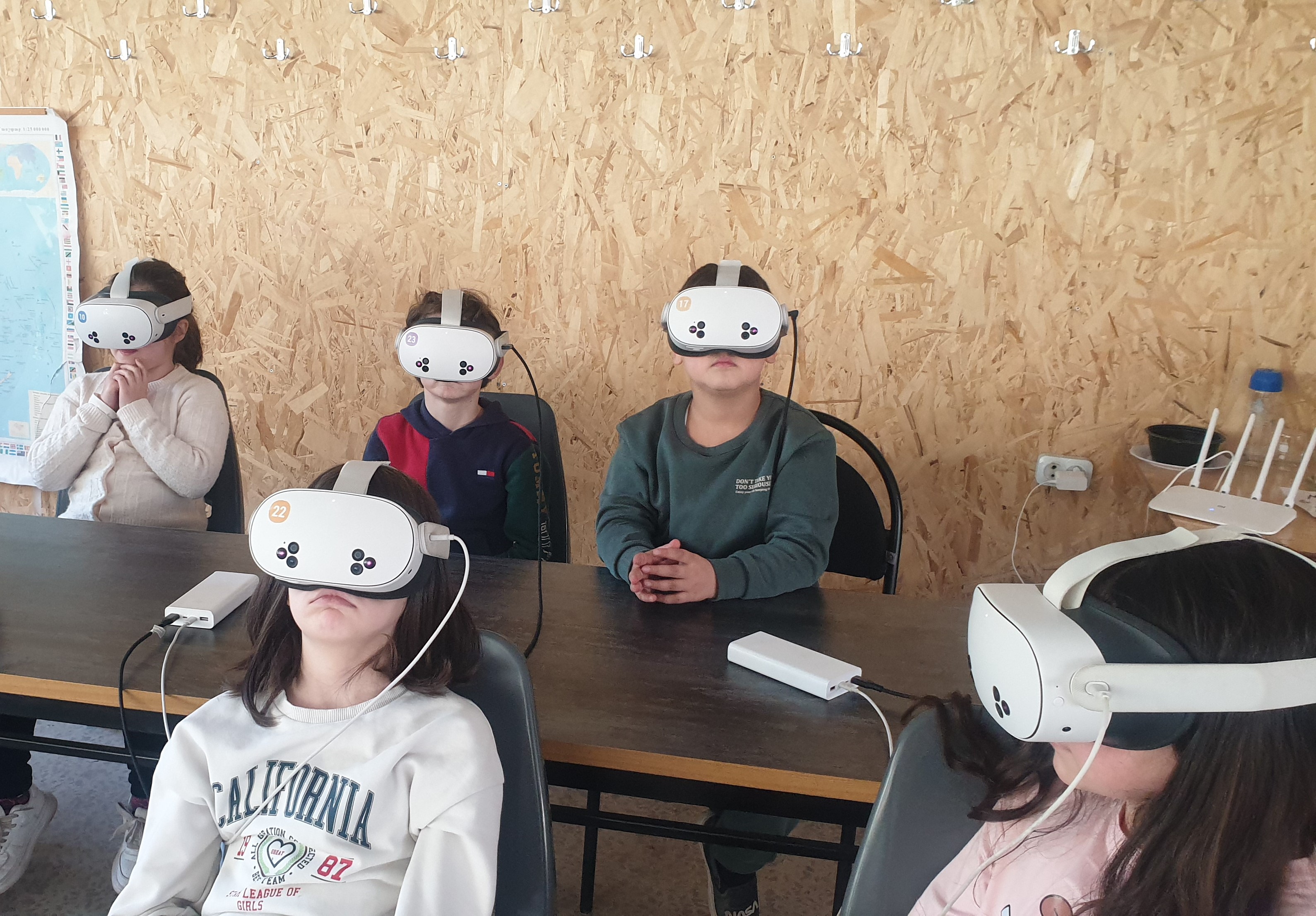 Explorando el universo y el océano con realidad virtual