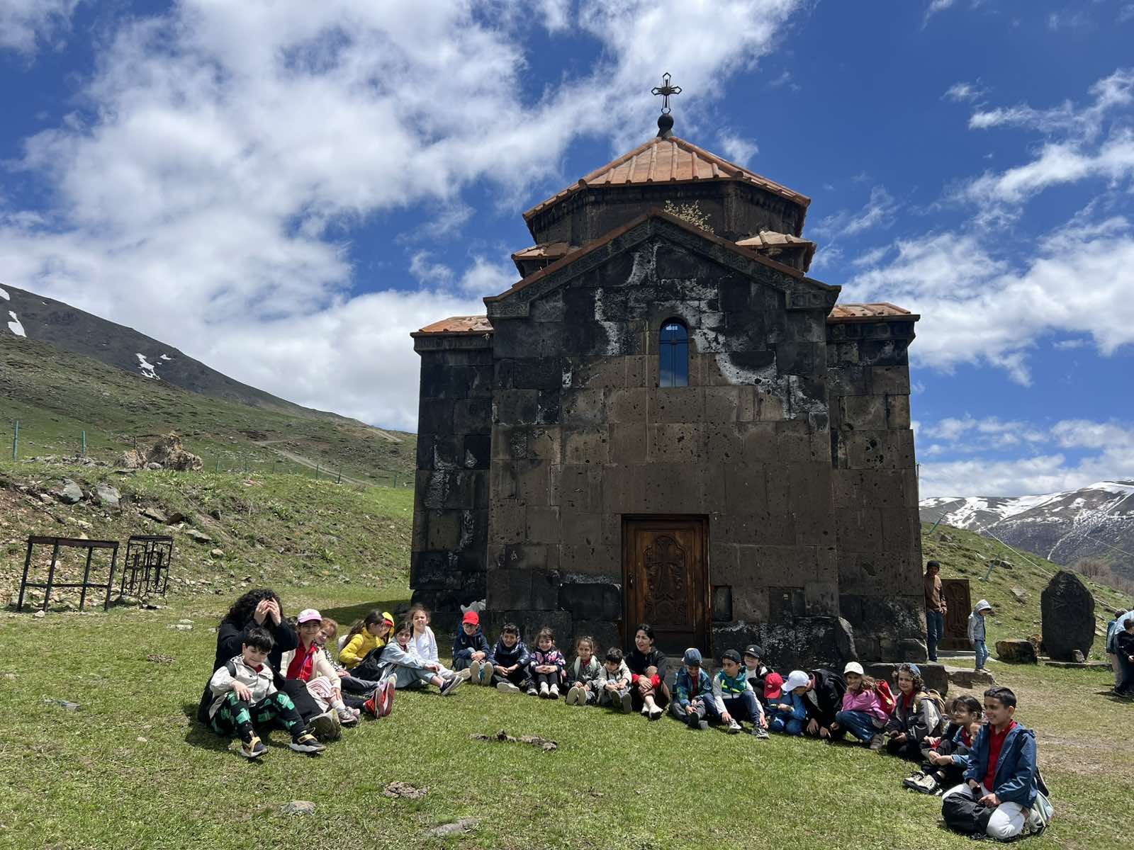  Թուխ Մանուկ եկեղեցու ճամփորդները