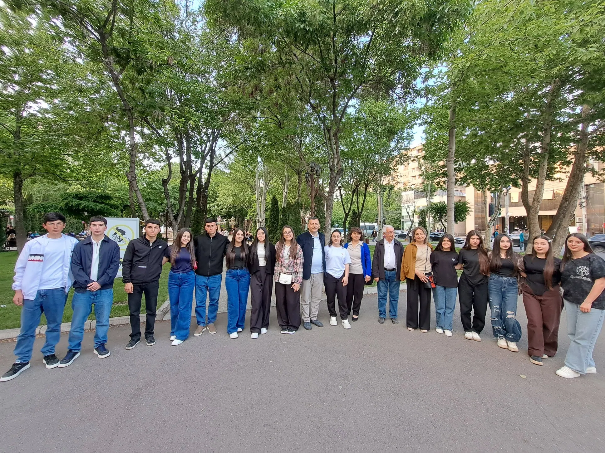 Residenti di Tavush presso il complesso scolastico