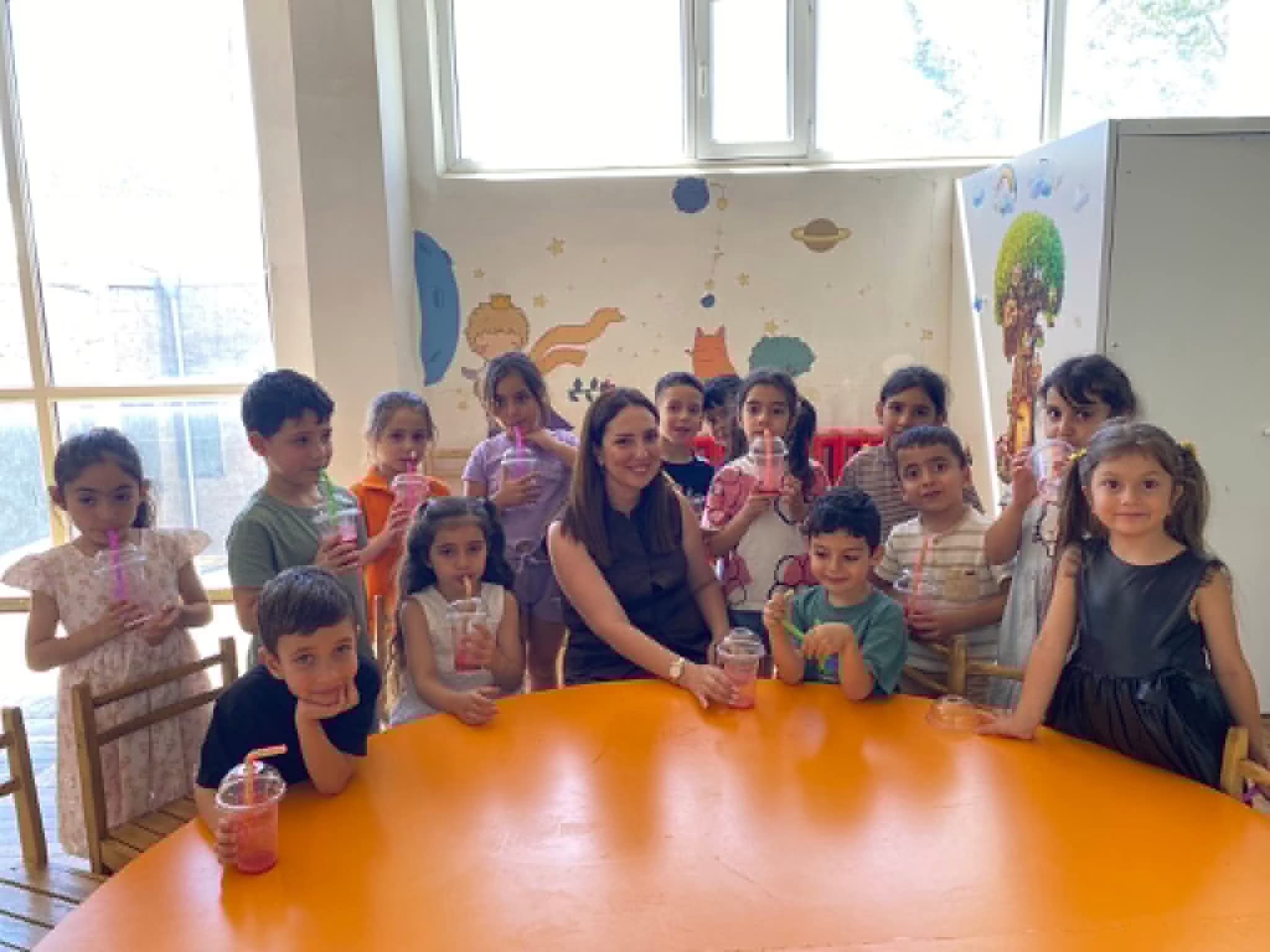Հարթակում ծնողն է։ Ազնվամորու բնական հյութ