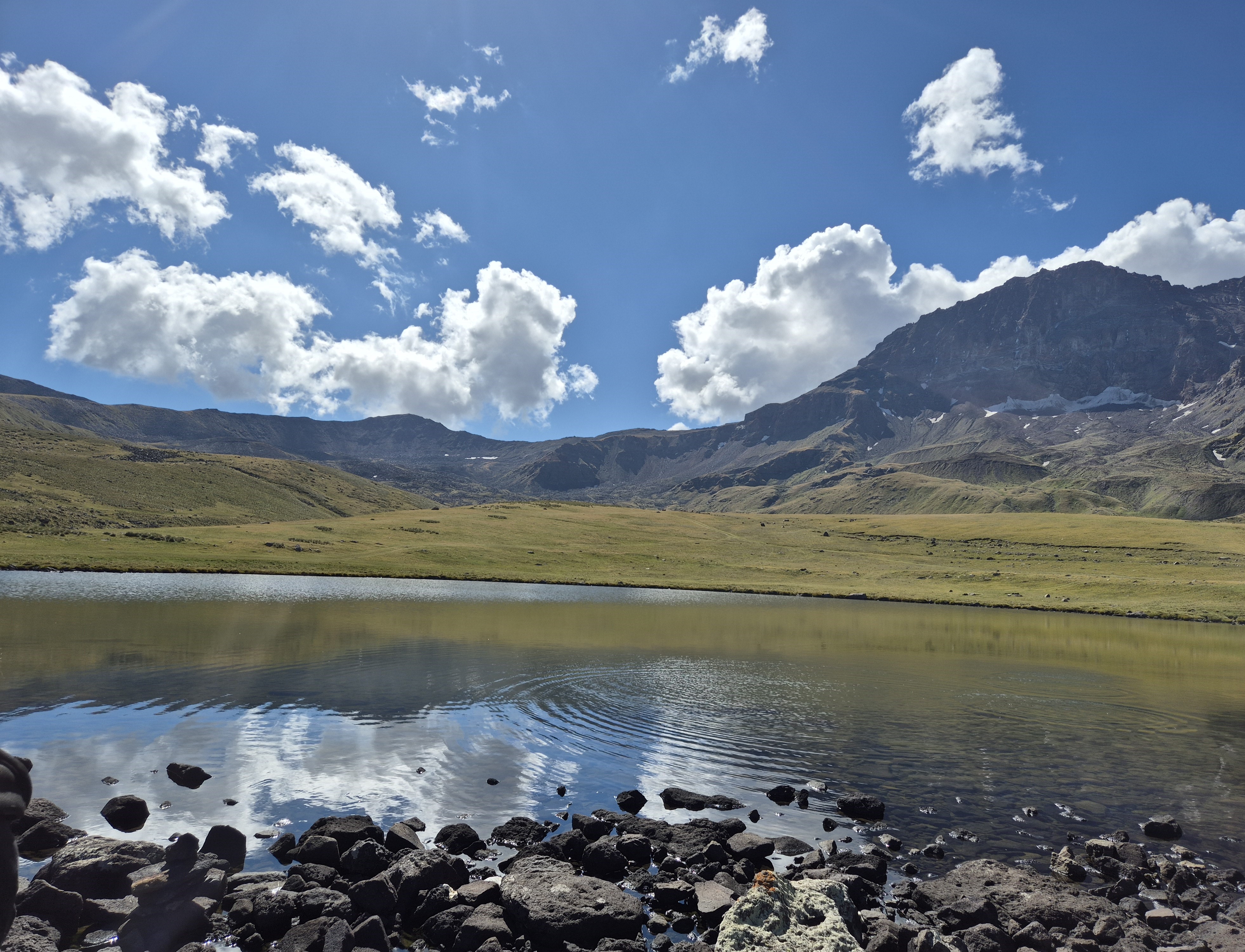 A las alturas del Aragats: una aventura entre montañas y lagos