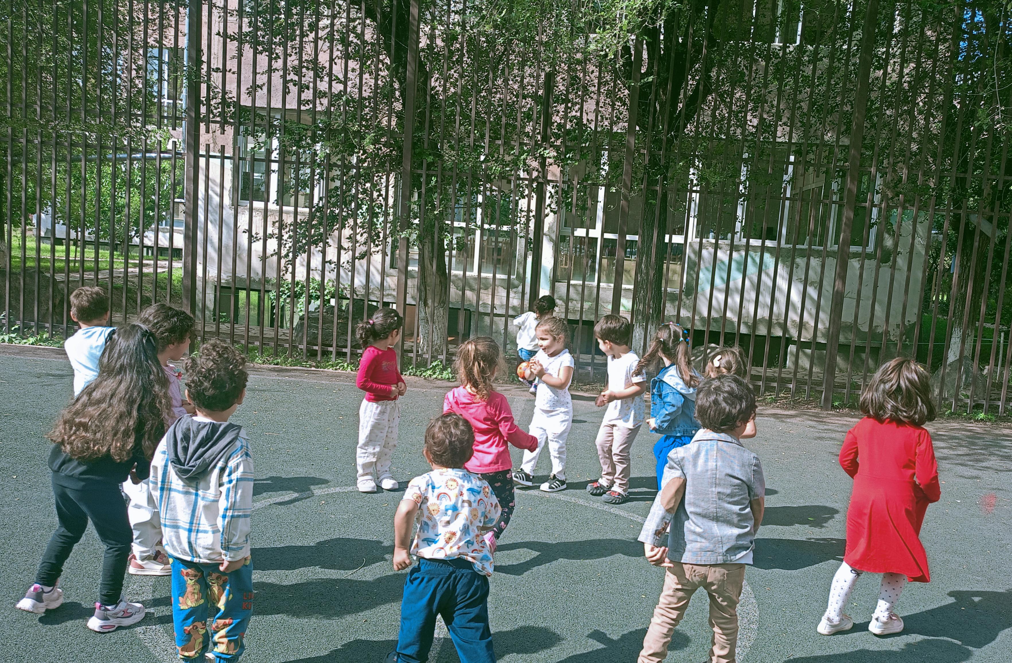 Բակային խաղեր